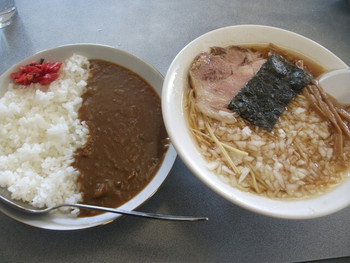 「でんでん」 料理 62990363 カレーライスとラーメンセット（玉ねぎトッピング50円） 950円
