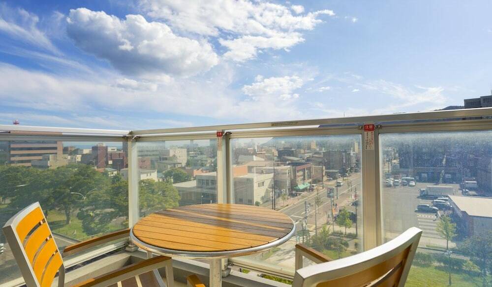 バルコニーのテーブルセット / 2