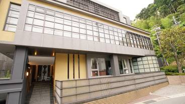 施設の正面 (日没後) / 4