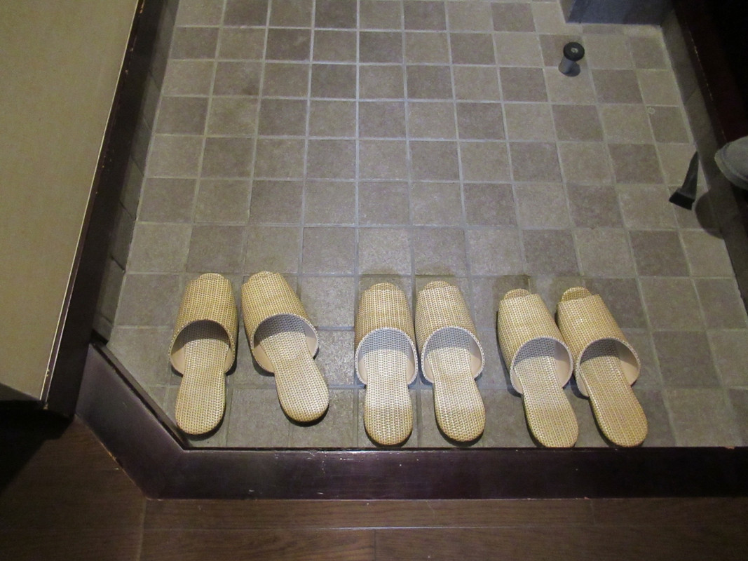 使い捨てスリッパはありません