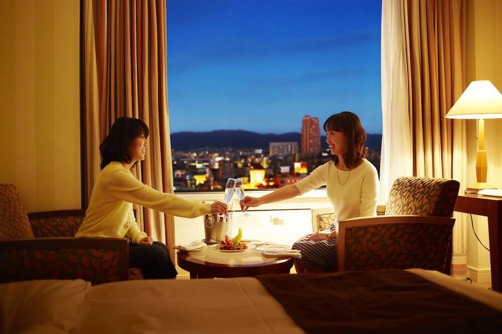 ルームサービスでお腹も心も大満足。 旅がより豊かなものに！3422965