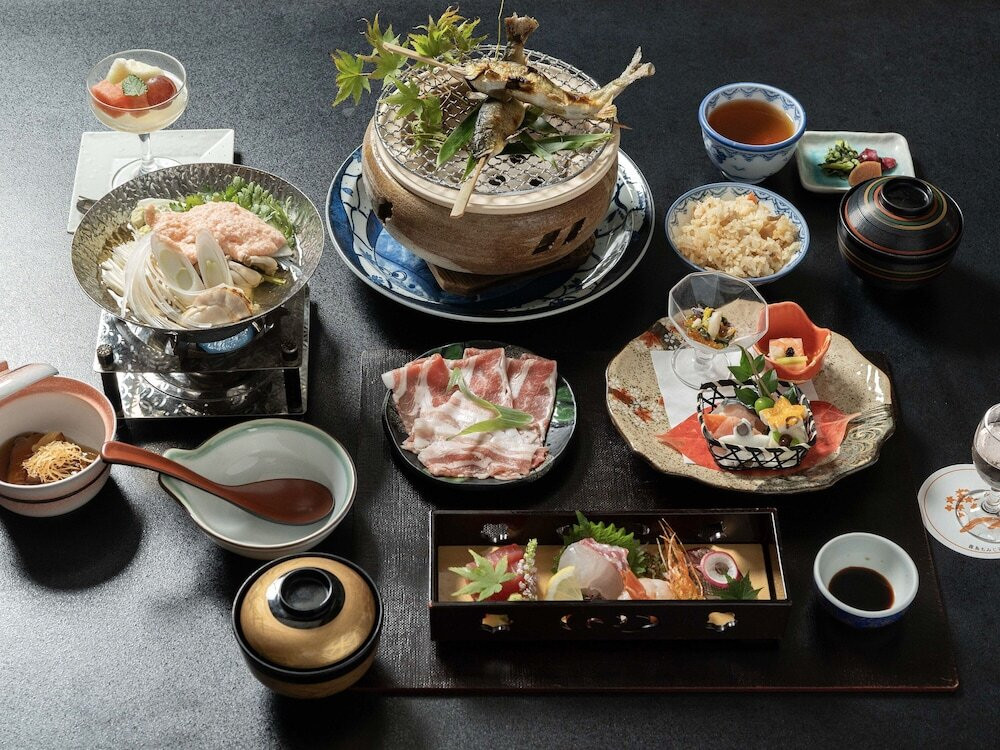 隠れ家のような静かな山あいの温泉でリラックスタイム3461401