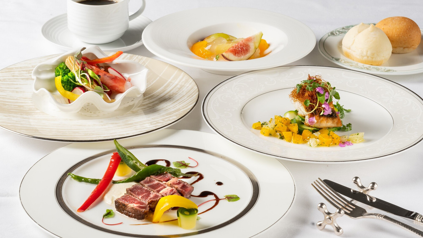 彩り豊かなフレンチのコースを味わいながらプロポーズ3417849