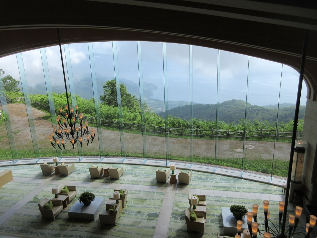 洞爺湖が望めるサミット記念館室内