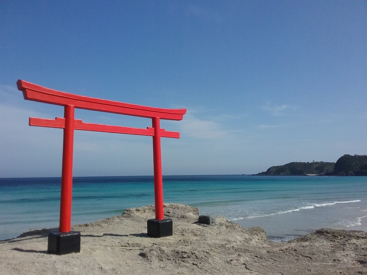海に向かって立つ鳥居・良縁のご祈祷ができる神社3693942