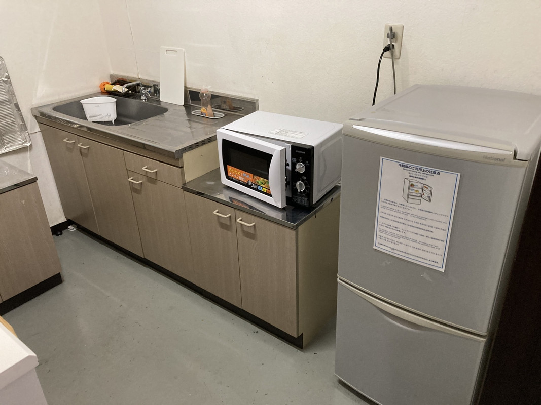 共有キッチンスペース。換気扇はないので臭いの強い物はNG