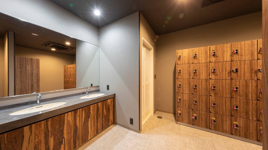 プール 更衣室 / 3