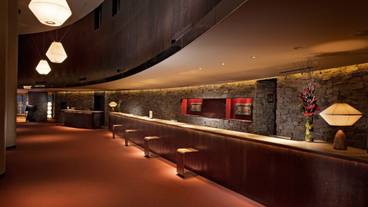 暖かな印象のロビー / 3