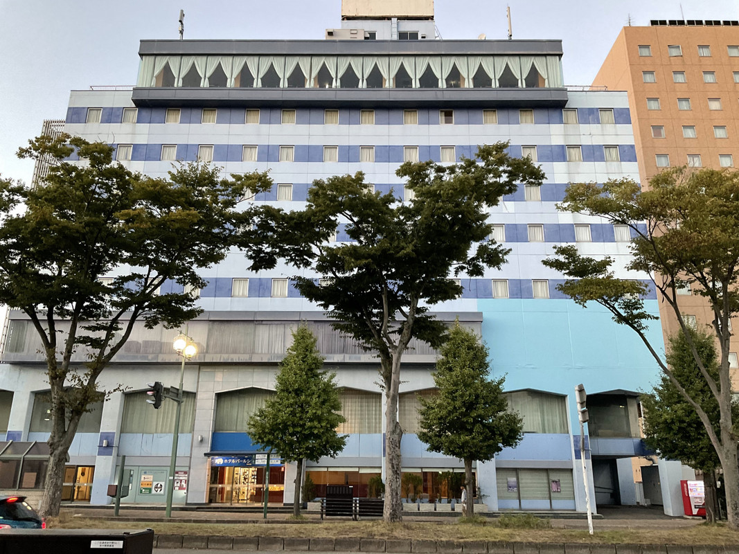 秋田中央道路に面した分かりやすい建物です