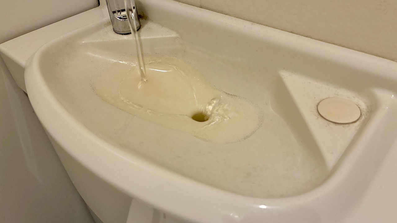トイレの手洗いのホコリ(黒く見えるの全部)