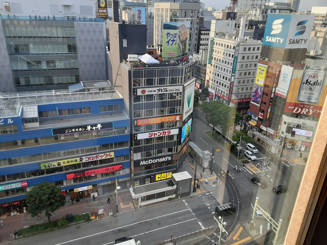 客室からすすきのの街を望む