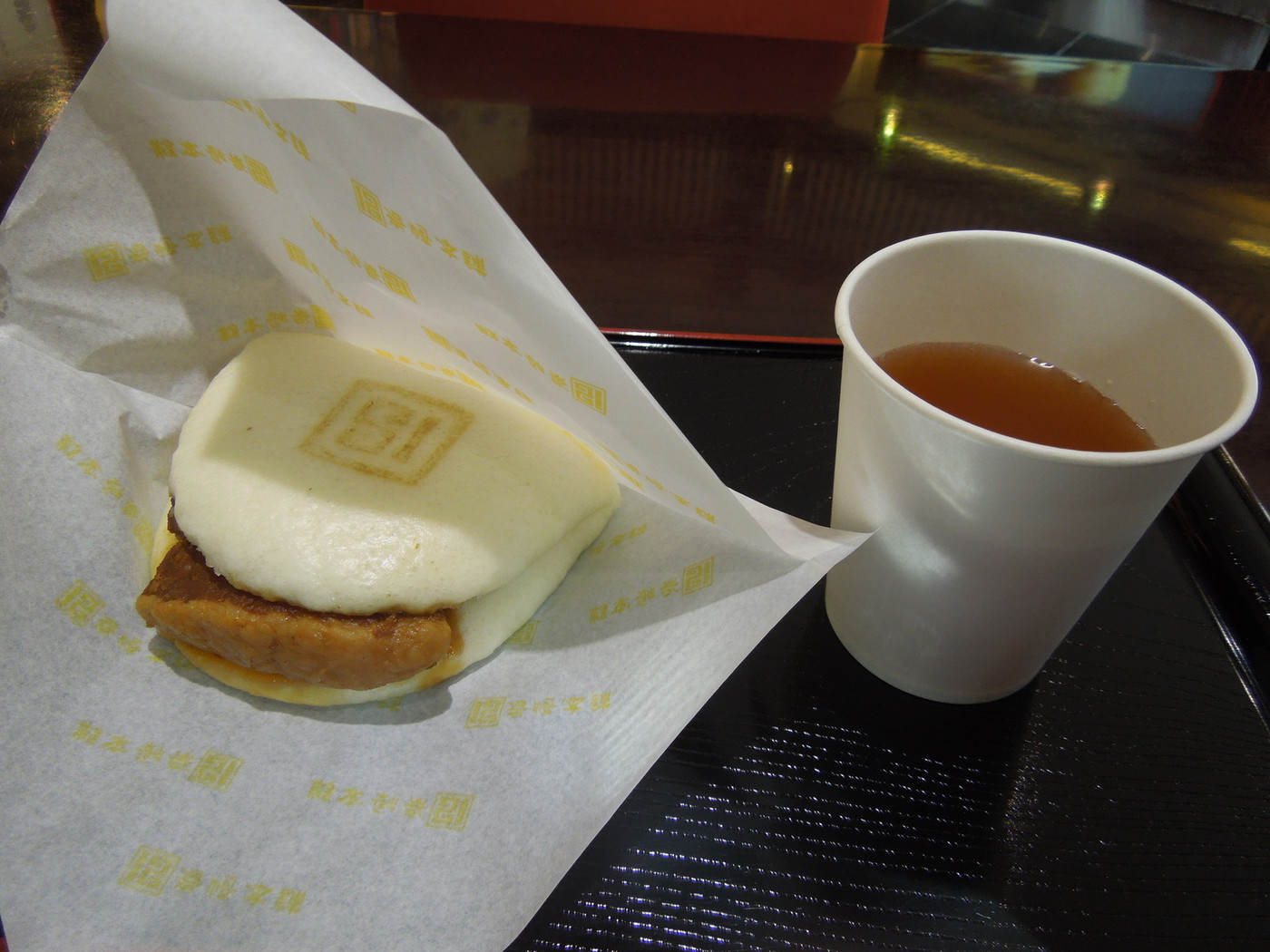 「岩崎本舗 西浜町店」料理 903706 お茶をいただきながら、豚角煮まんじゅう