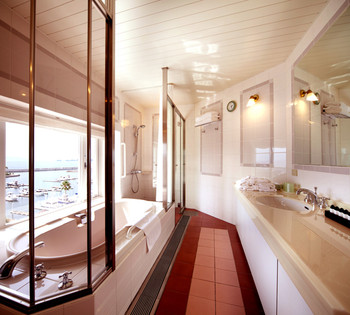 プールからテーマパークの観覧車が！異国情緒あふれる客室にうっとり4056196