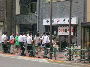 「つけそば 丸長 目白店 」外観 813035 １０時半から１４時まで長蛇の列