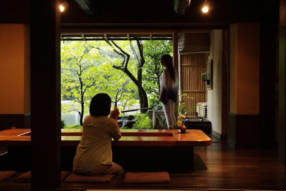 天橋立観光の中心地。上質な和モダン空間でブランドカニを楽しむ3418909