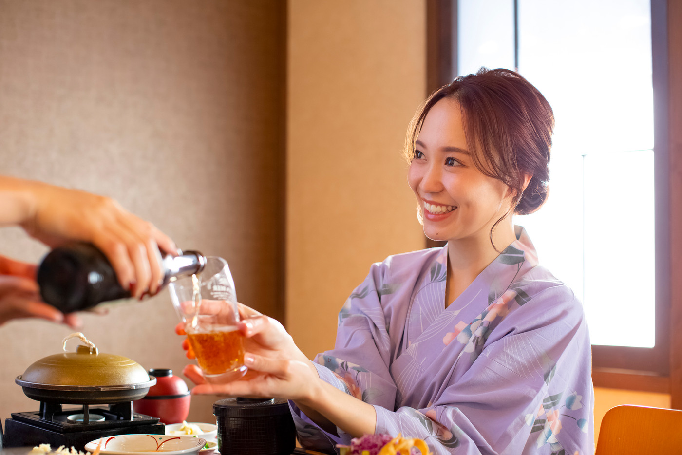 温泉旅行を楽しむ女性と友達