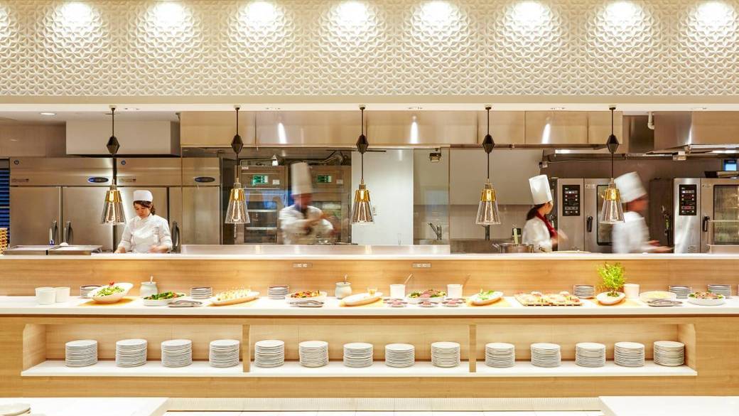 和洋ブッフェで
1日の元気をチャージ / 1