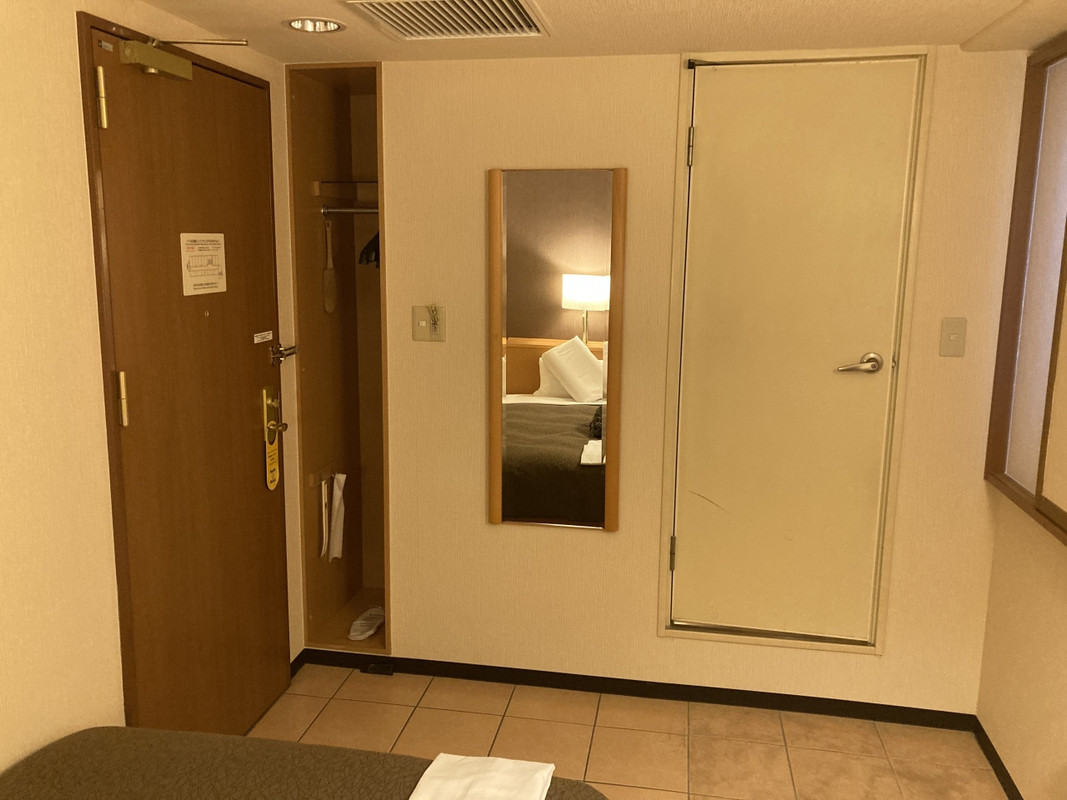 ベッド側から入り口方向を撮影