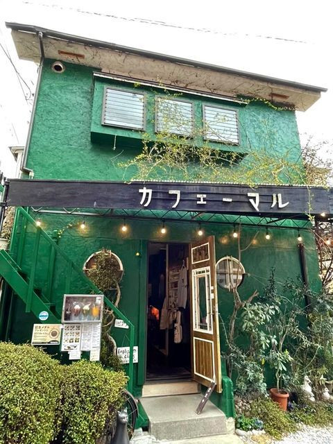 2階建てのレトロなカフェ「カフェーマル」。カレーなどの軽食や手作りケーキ、ドリンクなどが楽しめる。可愛い看板猫にも会えるかも♪ / 2