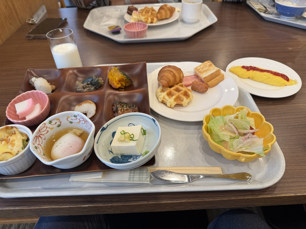 朝食のビュッフェ、オムレツは小さい