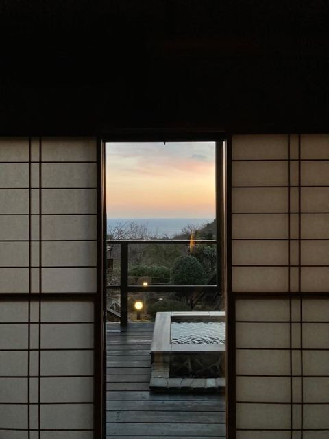 客室「暁」からの眺め。露天風呂付きのテラスから相模湾を一望でき、リラックスした気持ちに / 1