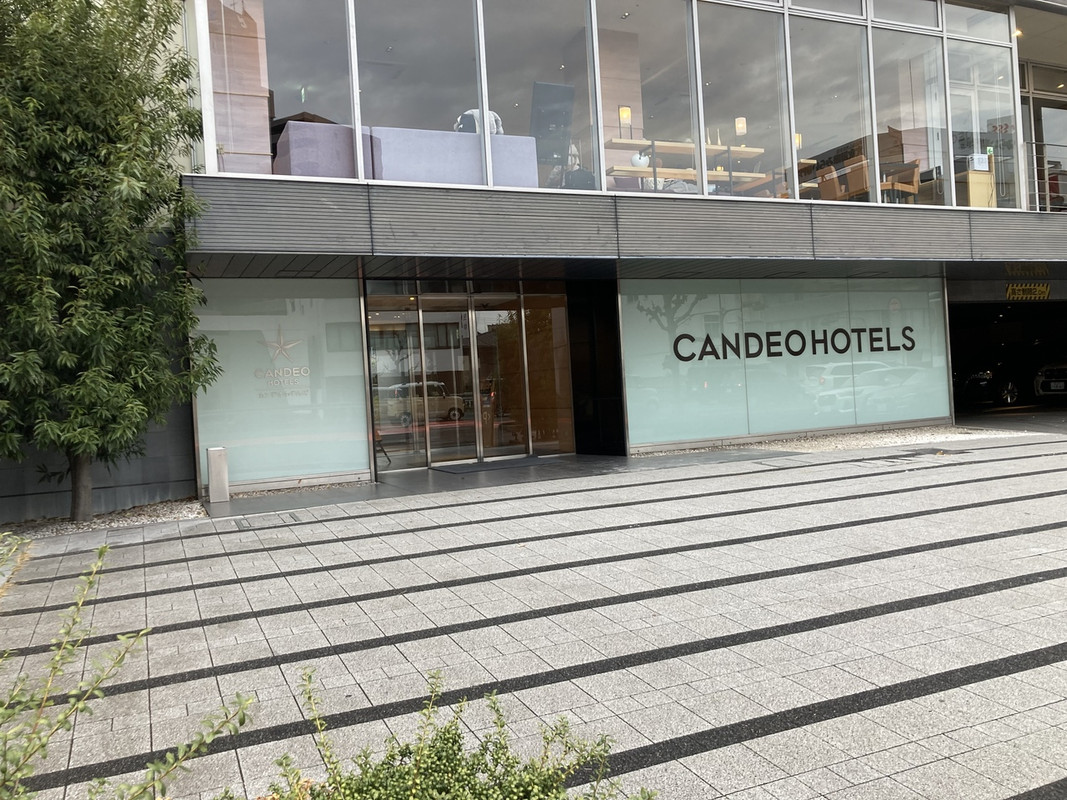 玄関　2階がフロントです