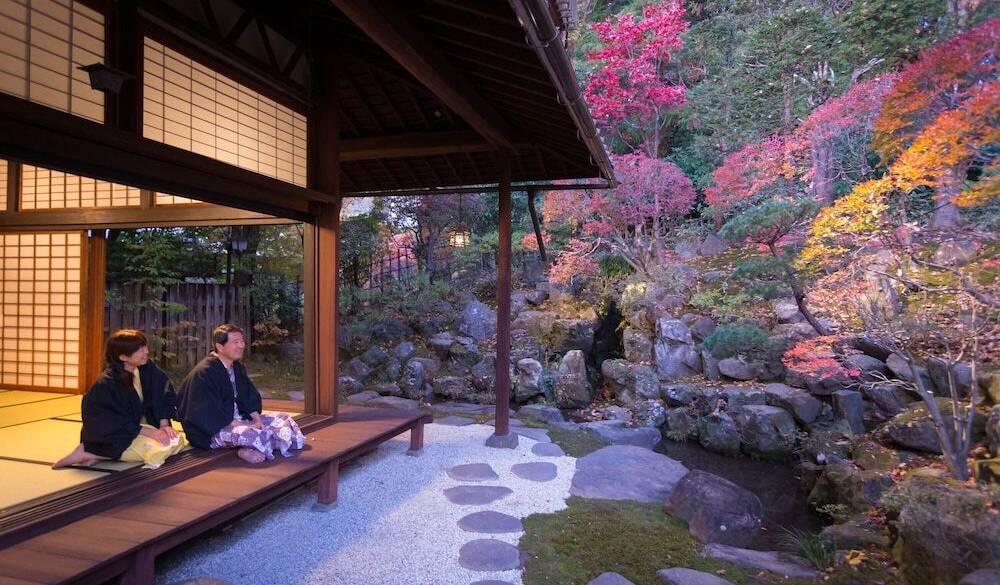 「上段の間」から眺める日本庭園 / 1