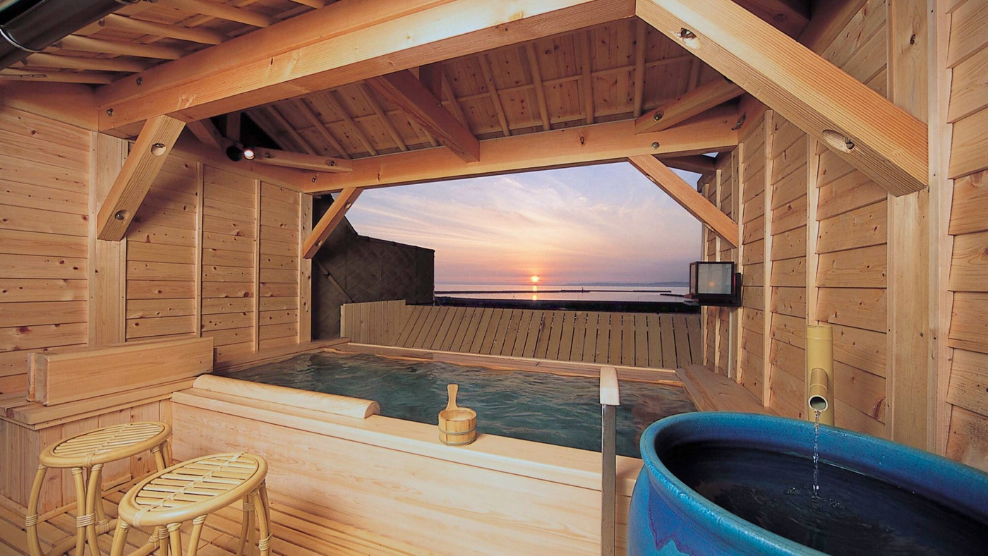 海に面した温泉宿で、目の前の漁港で揚がったばかりの海の幸を堪能3653915