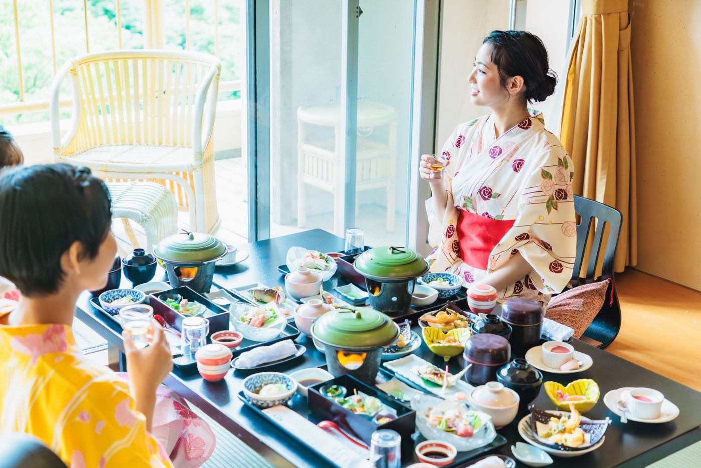 温泉旅館で浴衣を着て食事をする若い女性 女子旅旅