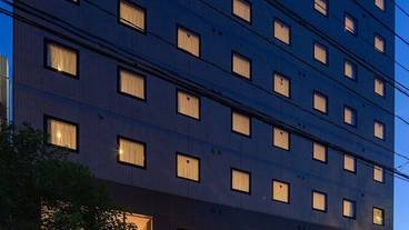 施設の正面 (日没後) / 2