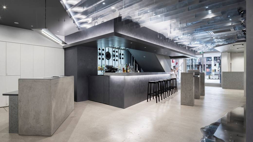 バー&フロント 写真:見学友宙 / 1