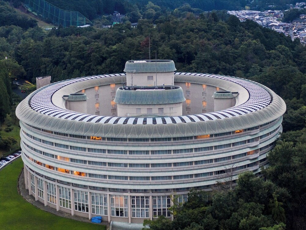 京都・比叡山を借景にした曲線美あふれるホテル3508035