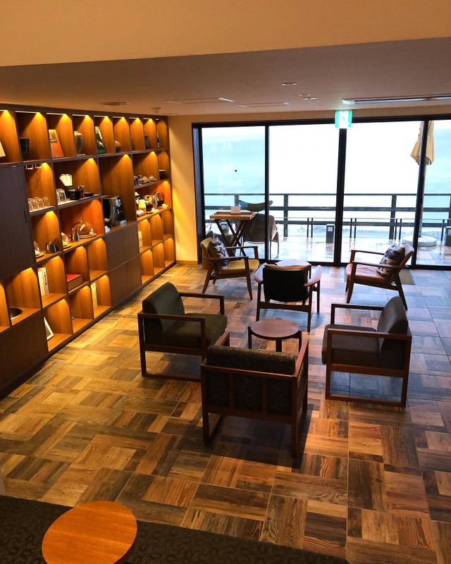 ラウンジに寄って、ビールとレモンサワーをお部屋に持って帰りました。星空と月がキレイな夜で、夜空を眺めながら温泉に入って飲むお酒は最高でした。