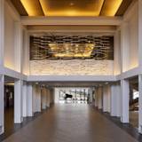 きらびやかなロビー / 2