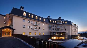 施設の正面 (日没後) / 2