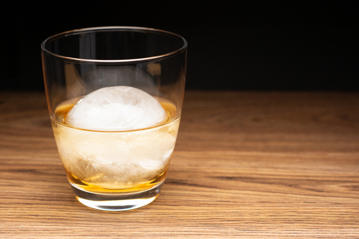 丸い氷でロックのウィスキー