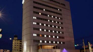 施設の正面 (日没後) / 1