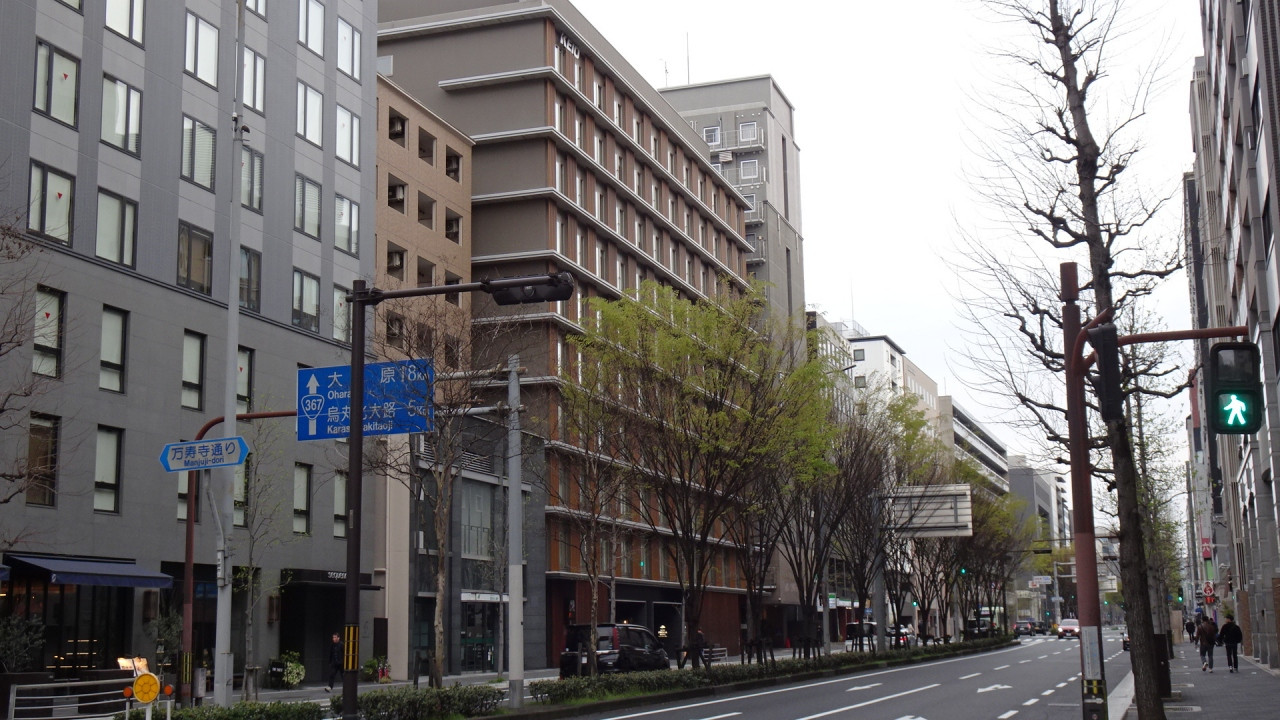 左側のグレイのビルです。地下鉄駅もバス停も近いです。