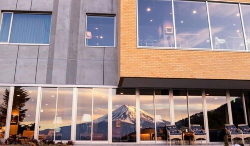 窓に映る富士山 / 2