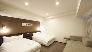 ［リニューアル］プレミアム + ソファツインルーム 喫煙可（2 名利用時はソファとして、 3 名利用時のみソファベッド利用可能）