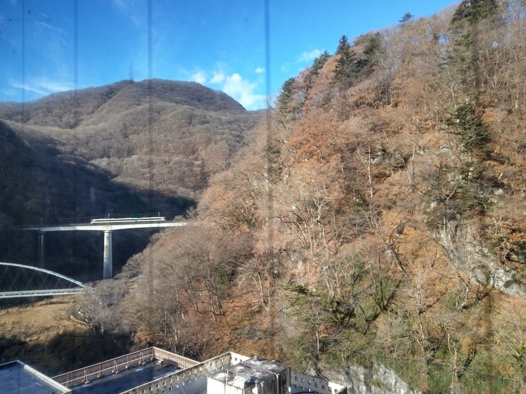 部屋からは左側に鉄橋＆電車が見えます。