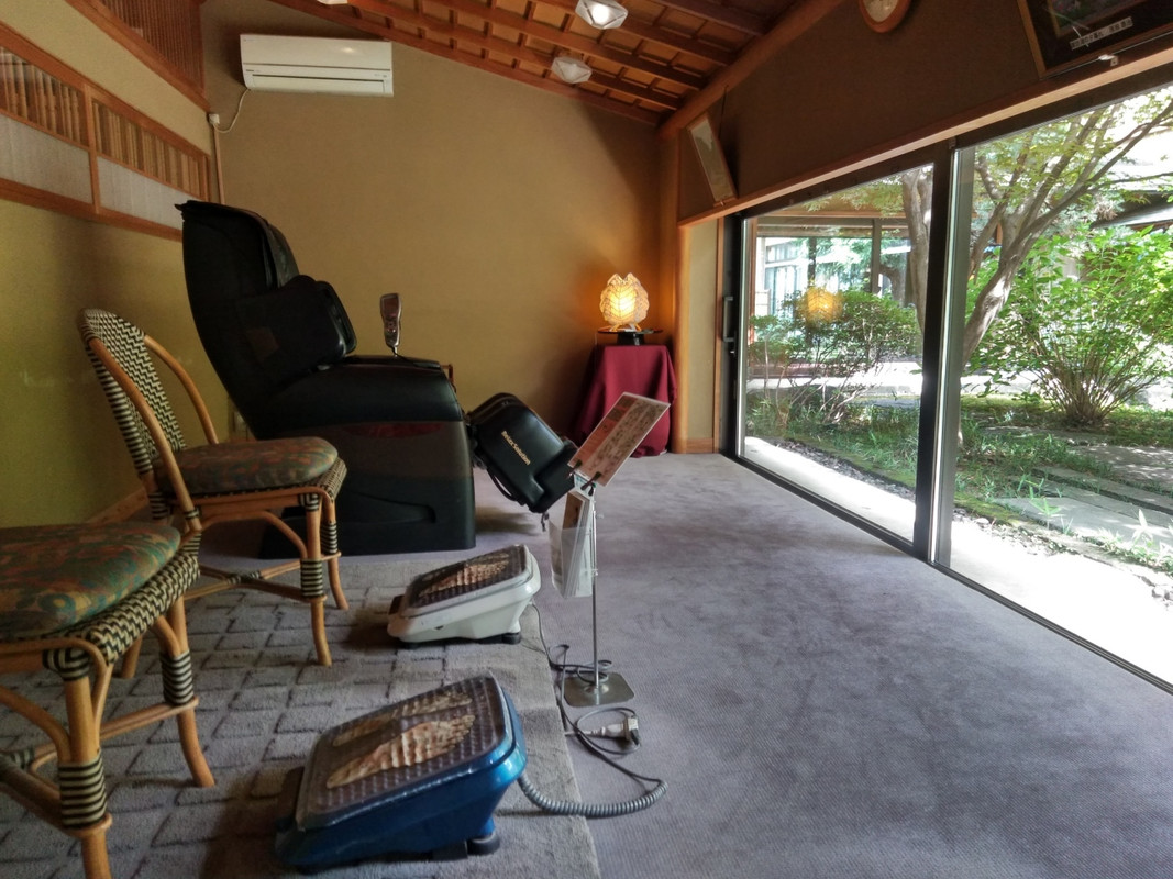 無料マッサージチェア、足裏マッサージ機です。