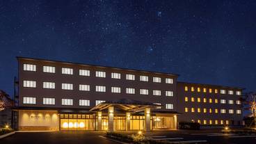 施設の正面 (日没後) / 1