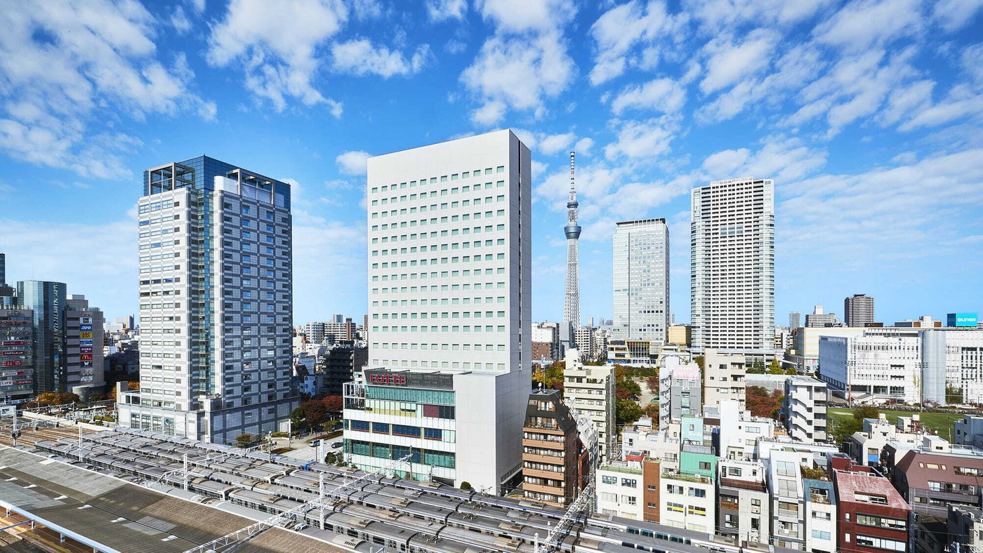 東京観光に便利な錦糸町でトレインビュー4237398