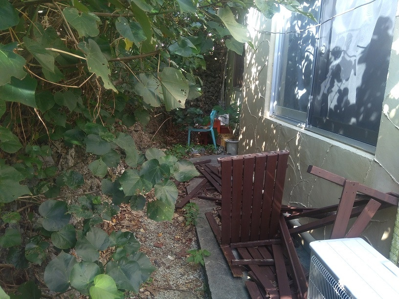 ドミトリー小屋への道はゴミだらけ