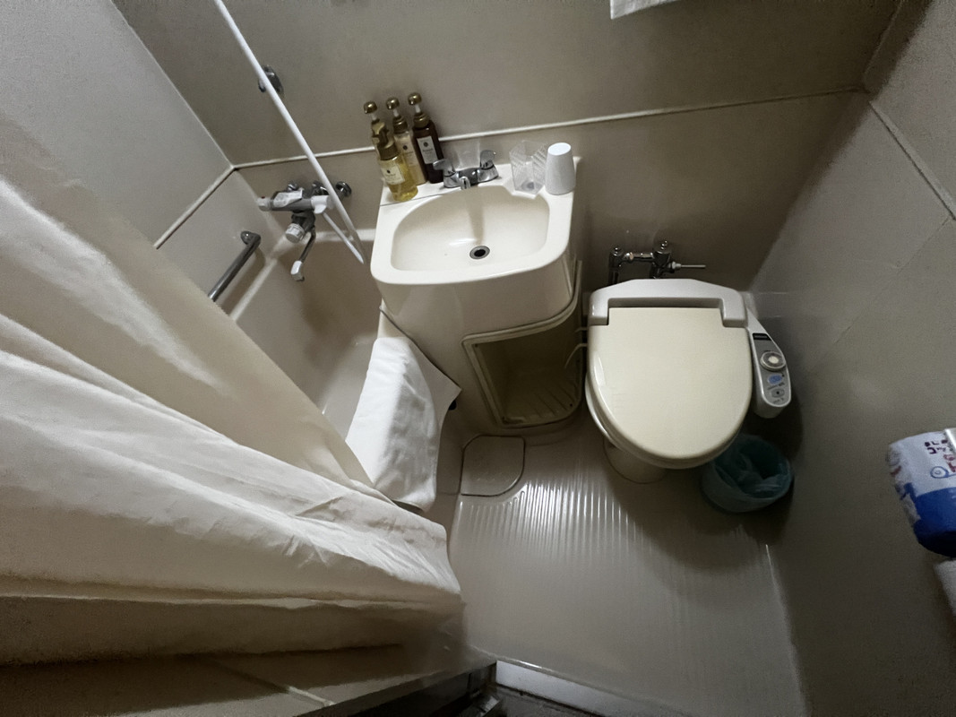 バスルームも狭いめ