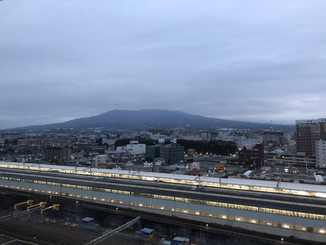 早朝、富士山には雲がかかています