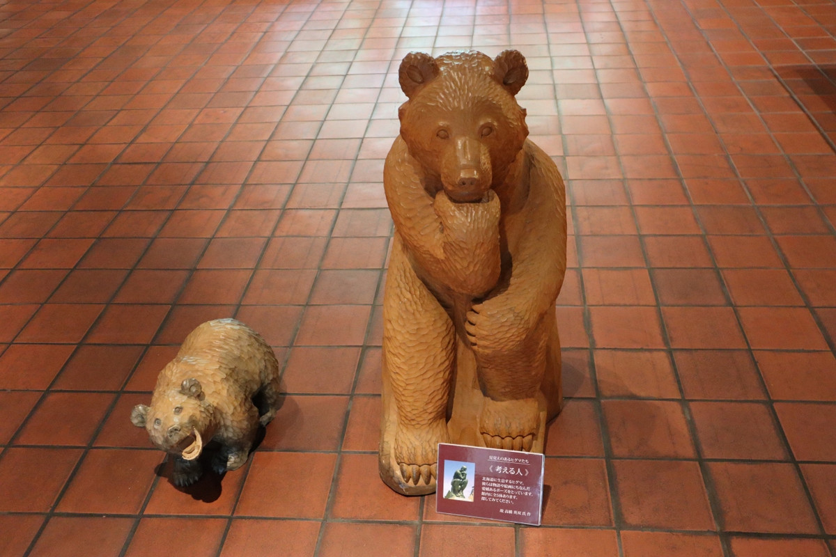 ”考える人”の木彫りの熊