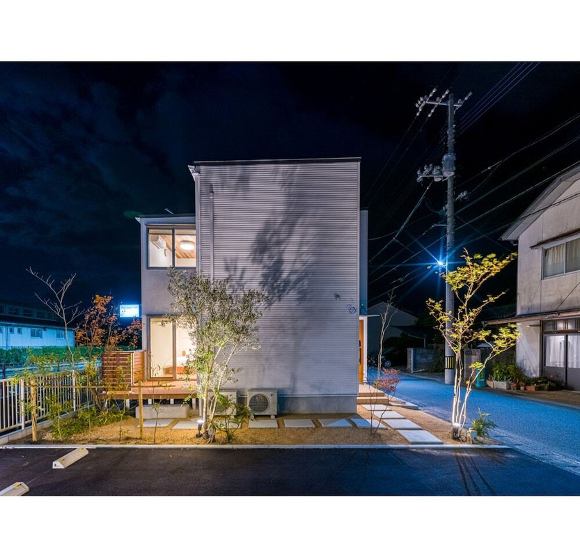 施設の正面 (日没後)