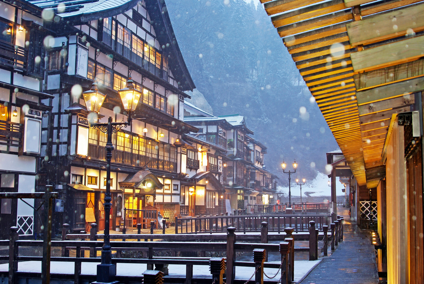 雪が降る銀山温泉